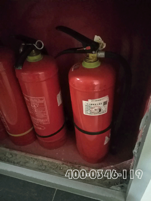 住宅樓內堆放垃圾自然引起火災物業承擔什么責任？